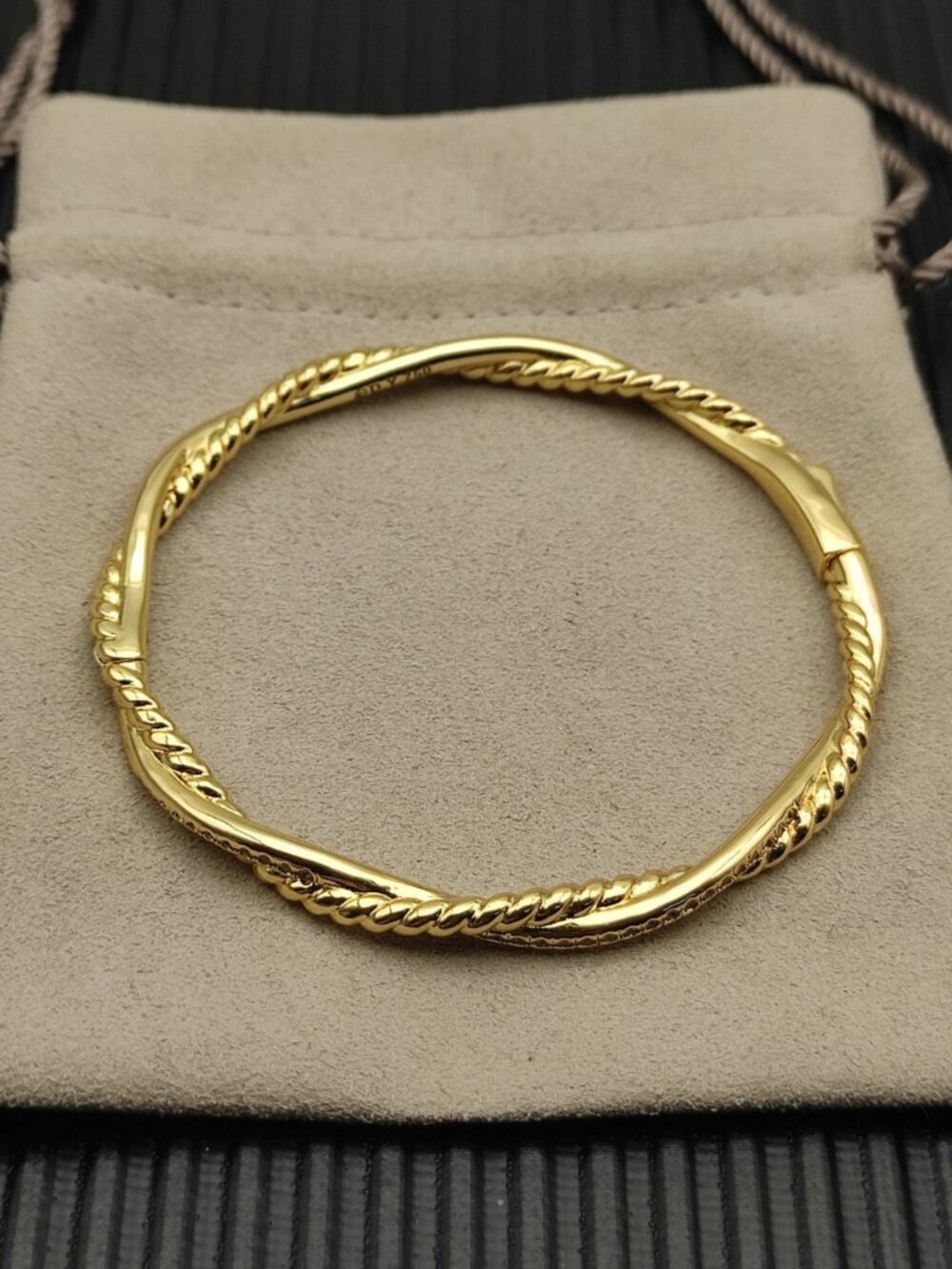 ◽️David Yurman◽️ 4.4mm Gold “Infinity” Interlaced Bracelet - Picture 2 of 7
